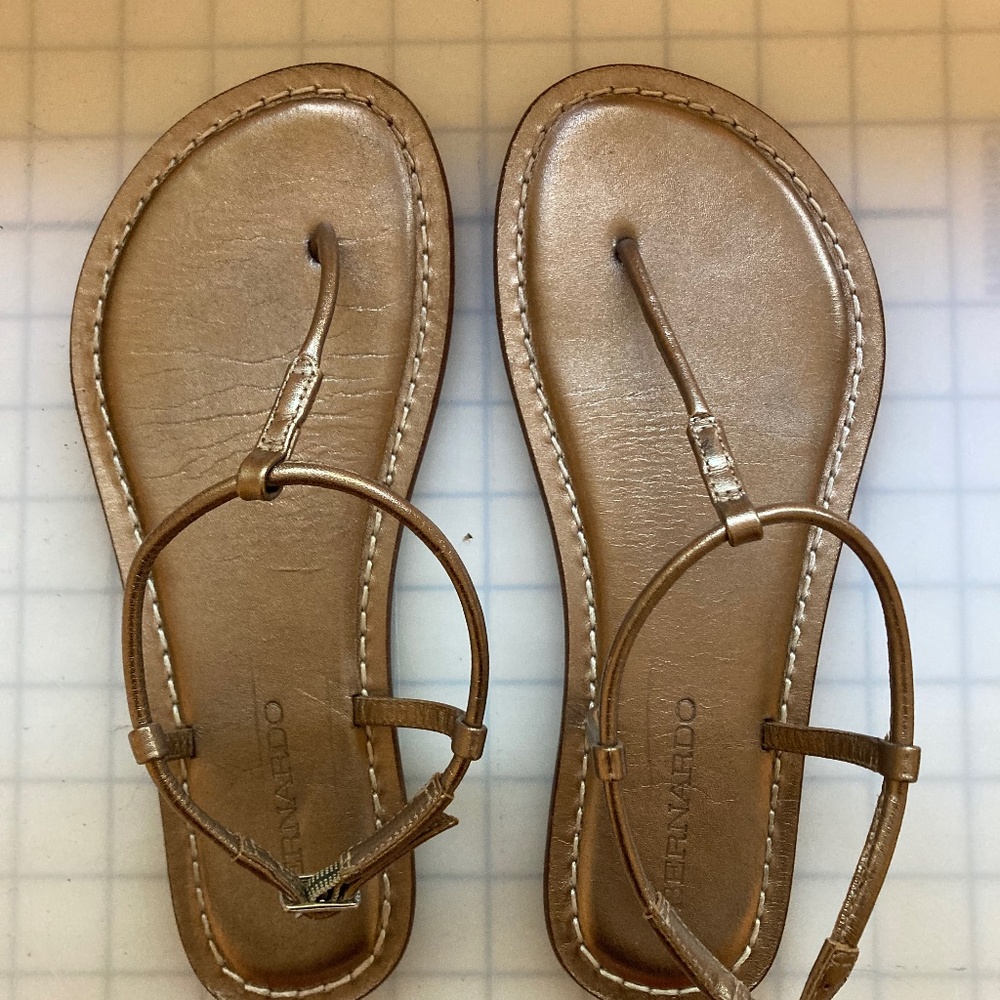 Sz. 6.5 Bernardo Lilly t-strap sandal